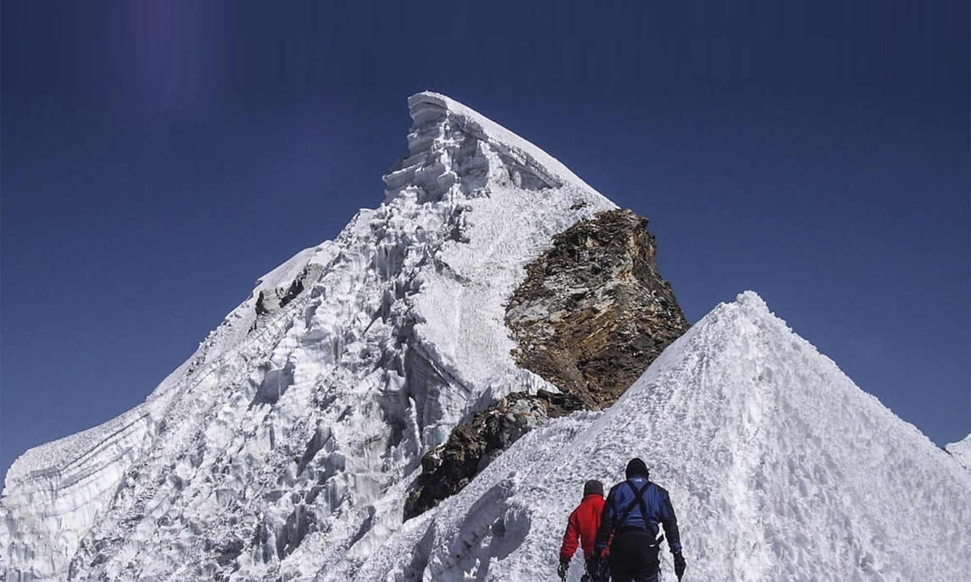 LOBUCHE PEAK (6119M) + EBC TREK